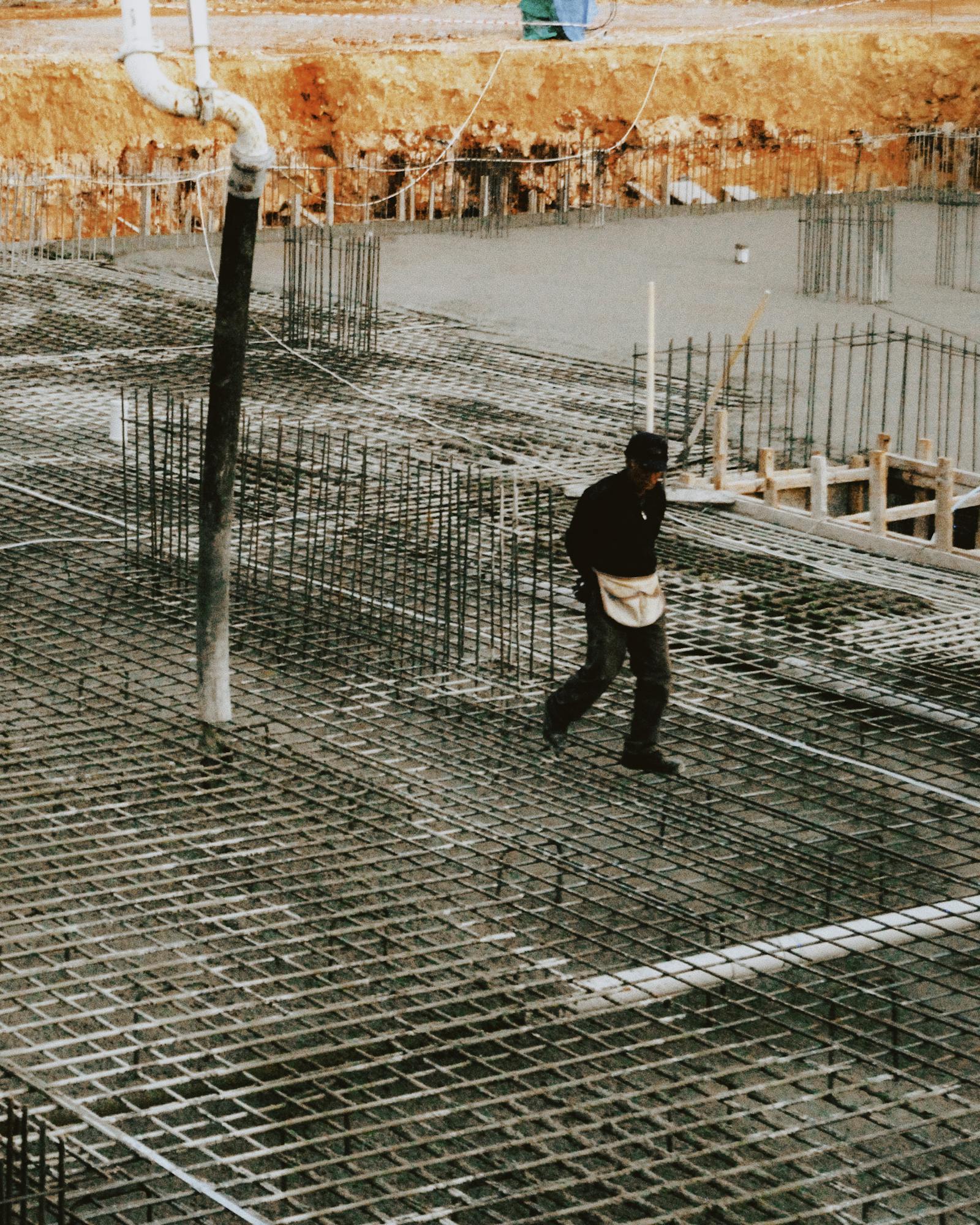 Заливка плитного фундамента 10х10 под газобетон в Ленобласти — толщина 300 мм, бетон М300 W6 F150, двойное армирование А500С